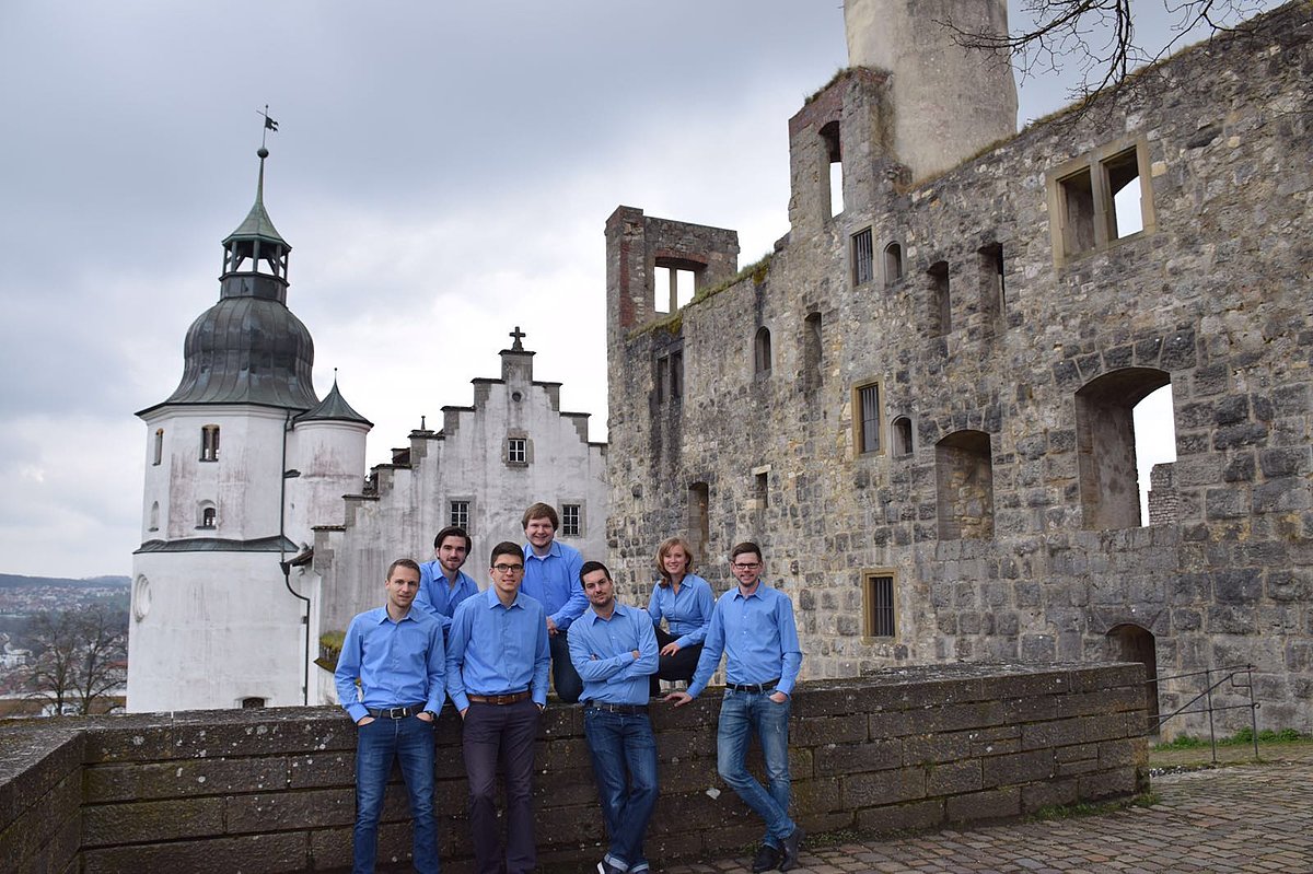 Studierende der MPE-Projektgruppe "Faltovoltaik" auf dem Schloss Hellenstein