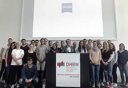 Vorlesung "Betriebliche Personalarbeit" Im Rahmen der Vorlesung "Betriebliche Personalarbeit" berichtete Dirk Kubitschek, Director Education & Digital Learning bei der Carl Zeiss AG, vom Projekt "HR Digital Transformation Model".