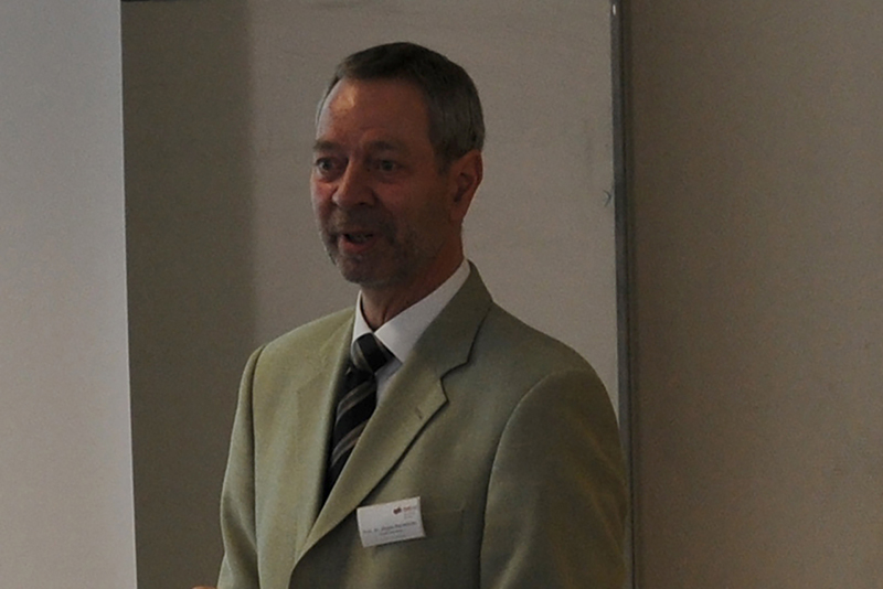 Prof. Dr. Jürgen Burmeister während seines Vortrags beim Treffen der Praxisanleiter/-innen