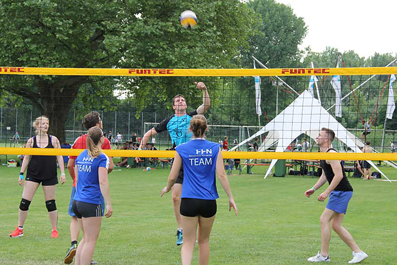 Studierende während eines Volleyballspiels bei den Studylympics