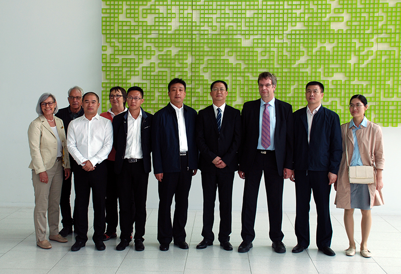 Herr Prof. Dr. Seitz mit der chinesischen Delegation im Foyer der DHBW Heidenheim