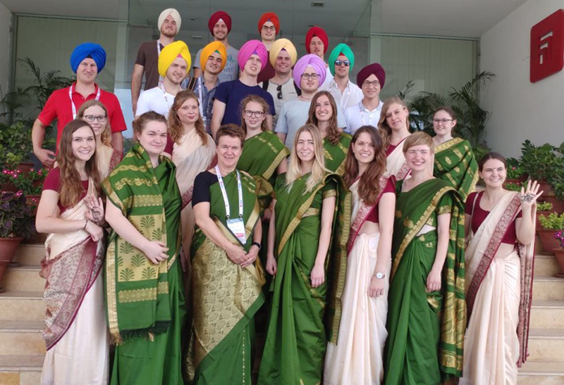 Studierende der DHBW Heidenheim in Nordindien mit traditionell indischer Kleidung