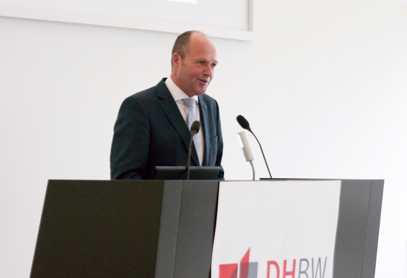 Prof. Dr.-Ing. Dr. Rainer Przywara während seiner Ansprache