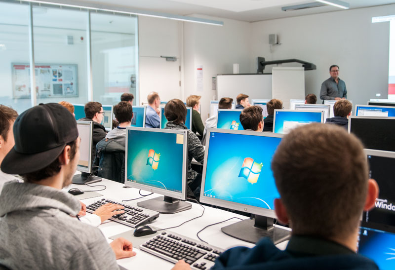 Schüler*innen des HEID TECH-Gymnasiums während einer Vorlesung