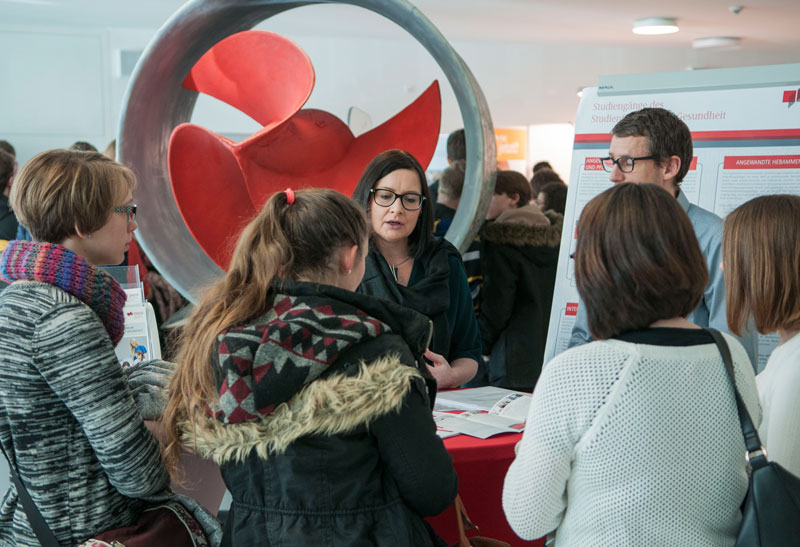 Teilnehmer*innen während des Studieninformationstag