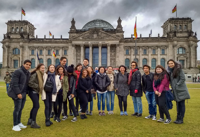 Internationale Austauschstudierende vor dem Reichstagsgebäude in Berlin