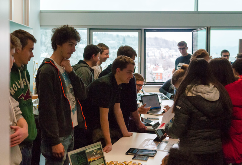 Schüler*innen und Sudierende während des Projekts