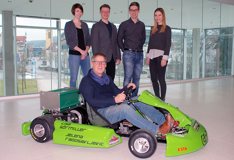 Studierende mit dem selbstgebauten Gokart