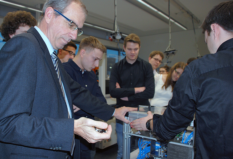 Studiengangsleiter Prof. Dr.-Ing. Martin Bierer stoppt die Zeit