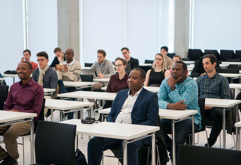 Studierende während einer Vorlesung im Rahmend des Kurzprogramms "Exakt4You"