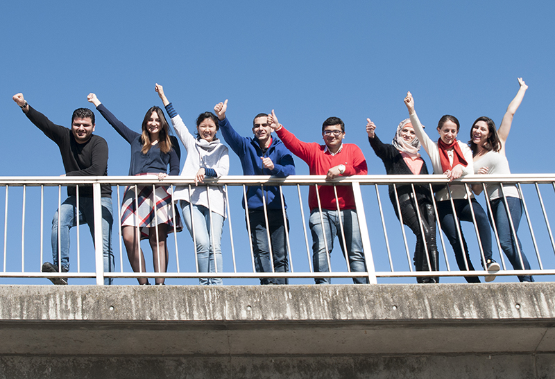 Internationale Studierende auf einer Brücke