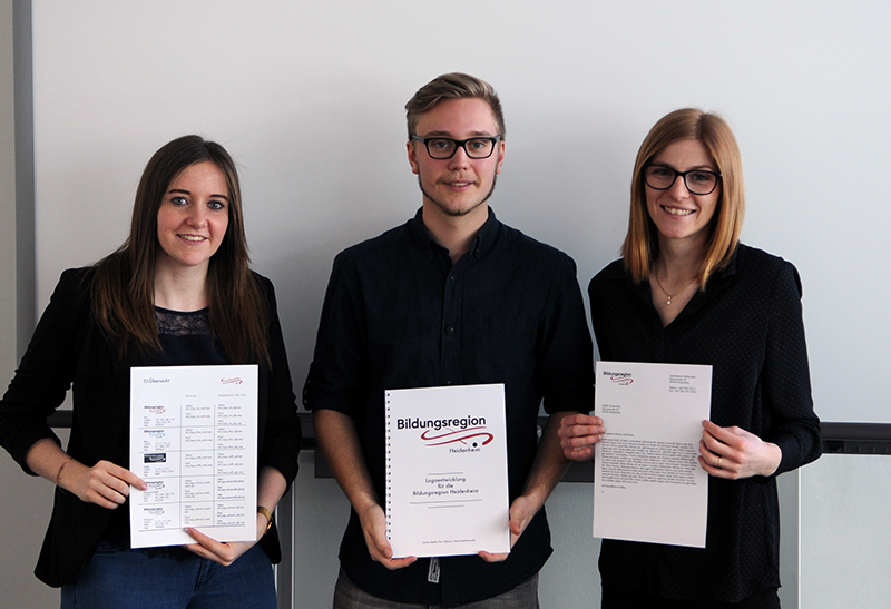Studierende zeigen Logoentwurf für Bildungsregion Heidenheim