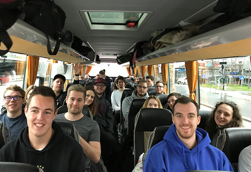 Studierende im Bus während der Abschlussexkursion nach Amsterdam