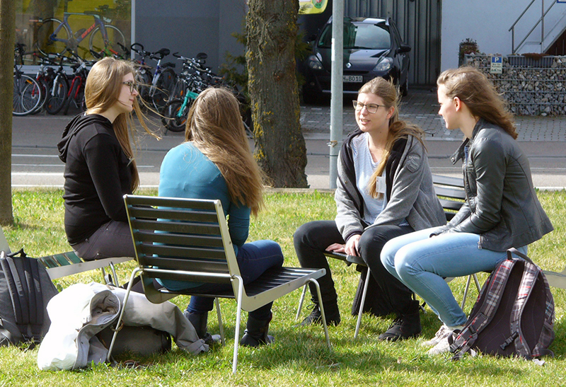 Schülerinnen im Gespräch mit Frauen aus der Praxis