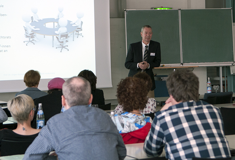 Prof. Dr. Jürgen Burmeister während seines Vortrags beim Praxisanleitertreffen