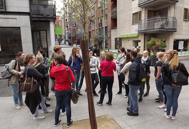 Studierende in der Fußgängerzone in Dublin