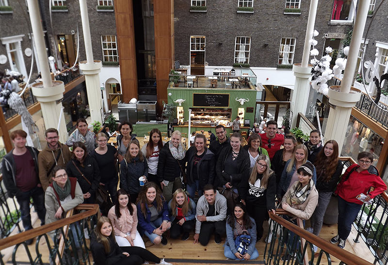 Studierende auf einer Treppe in Dublin