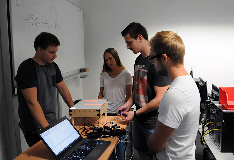 Studierende beim Programmieren eines "LED Coffee Tables"