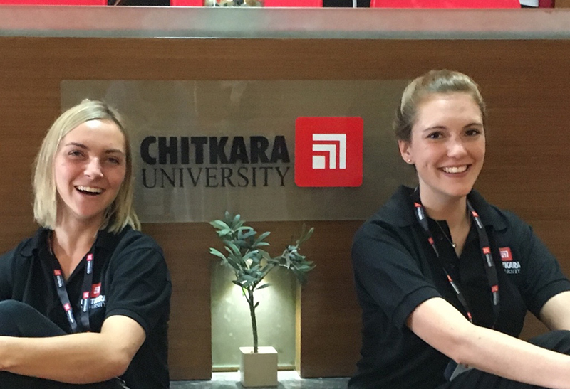 Zwei Studentinnen in der Chitkara University in Indien