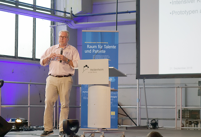 Prof. Till Hänisch bei der Vorstellung des FabLabs