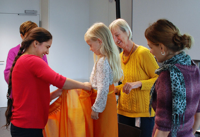 Kind wird in indische Tracht gekleidet