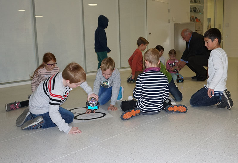 Kinder testen selbstgebautes Roboter-Auto