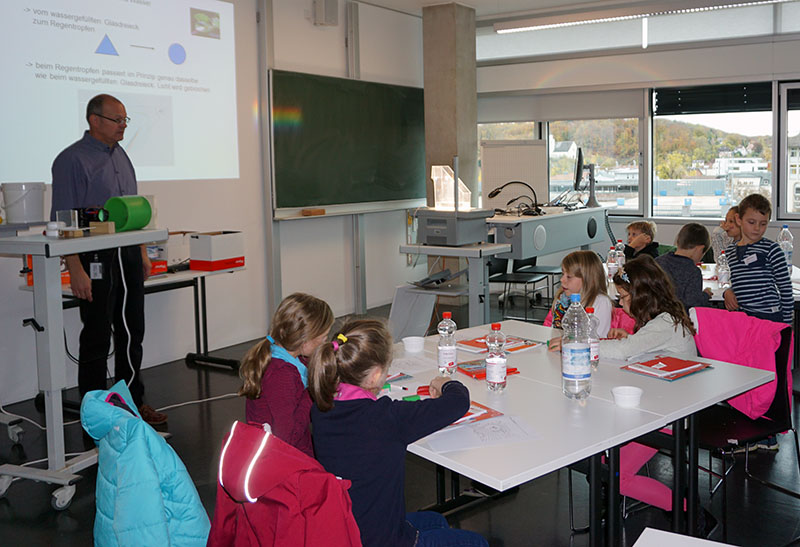 Kinder bekommen erklärt wie die Farben im Regenbogen entstehen