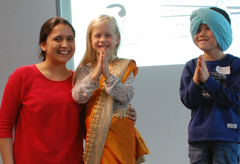 Kinder bei der Kinder-Uni plus in typisch indischer Tracht