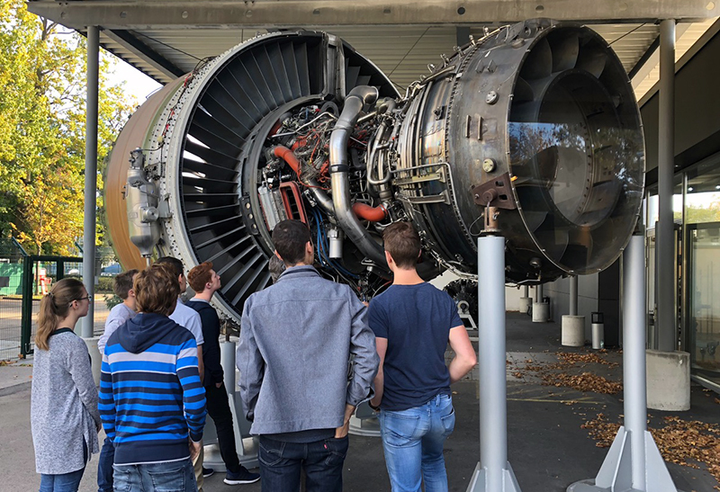 Studierenden inspizieren ein GP7000-Triebwerk