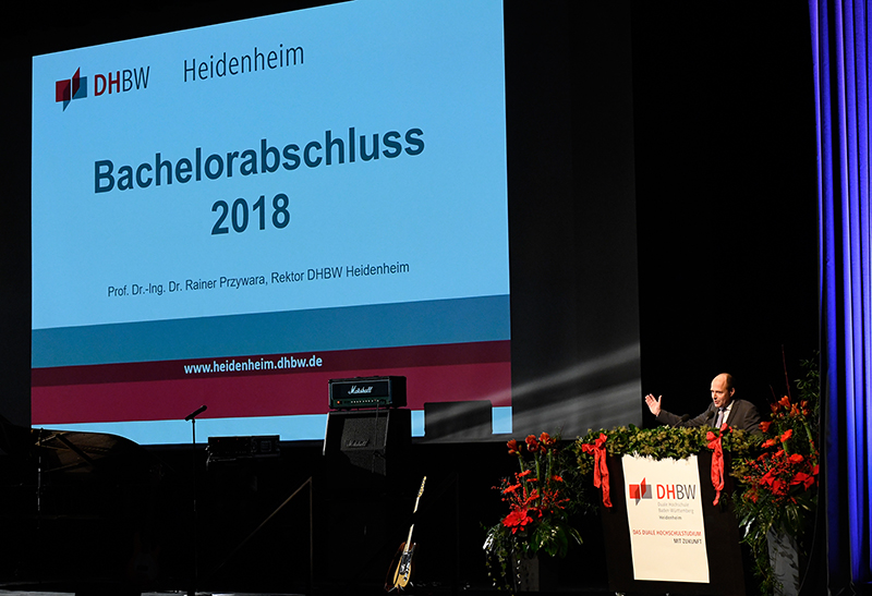 Prof. Dr.-Ing. Dr. Rainer Przywara bei seiner Rede auf der Bachelorfeier 2018