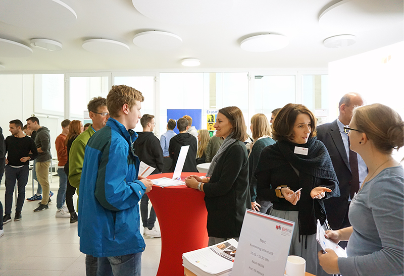 Studieninteressiert an den Info-Ständen