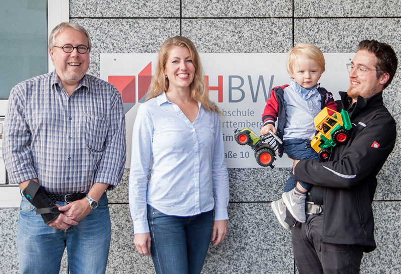 Prof. Till Hänisch, Nadine Burkhardt und Lukas Traub zusammen mit seinem Sohn Moritz