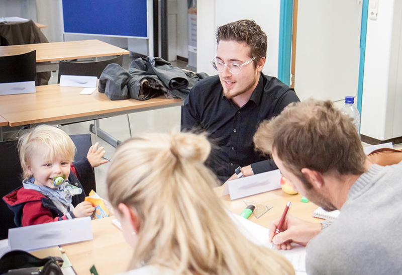 Lukas Traub ist im Gespräch mit Studierenden der Sozialen Arbeit