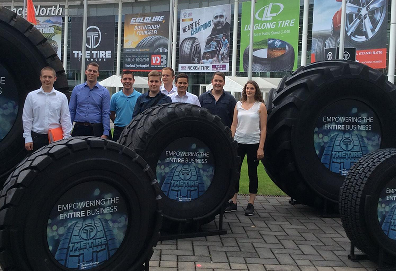 Studierende der MPE-Projekt "AeroRim" hinter Reifen mit Leichtbaufelgen