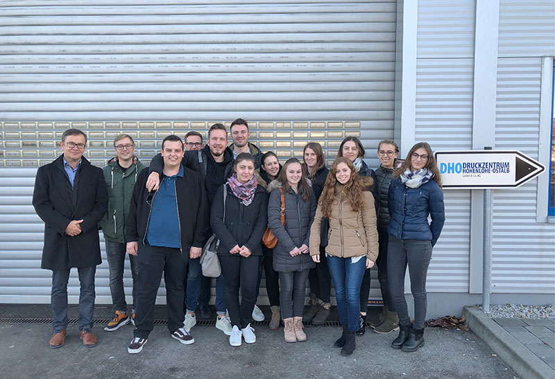 Studierende vor dem Druckzentrum Hohenlohe-Ostalb in Crailsheim