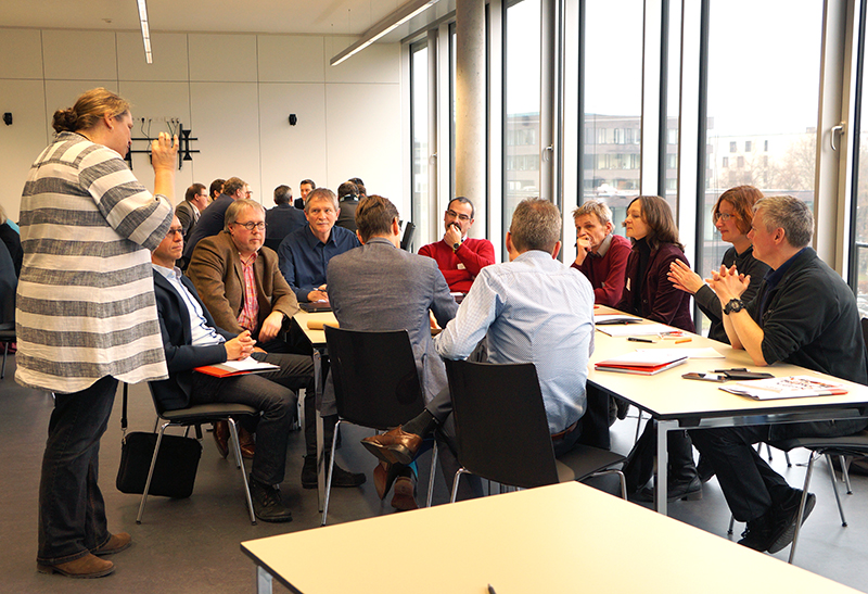   Prof. Dr. Sabine Möbs und Prof. Till Hänisch diskutieren mit Kollegen über Digital Learning