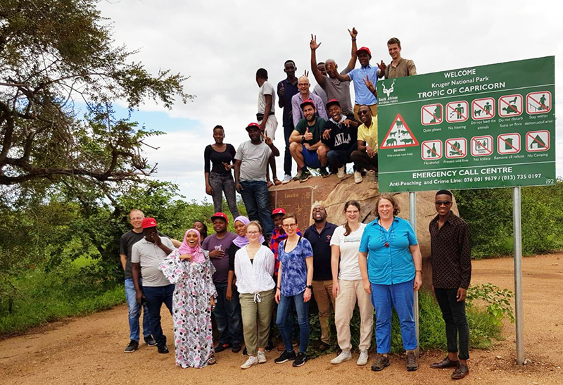 Exakt4You-Gruppe vor dem Krueger National Park in Afrika