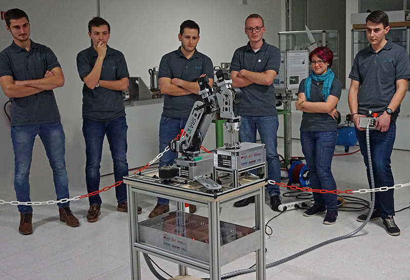 Studierende präsentieren Montage-Roboter auf Hannover Messe