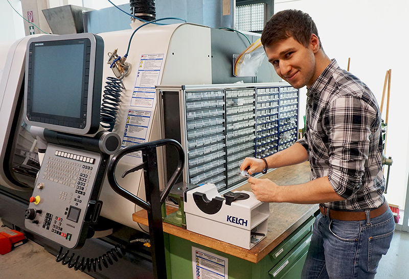 DHBW-Student, Lukas Abt beim Ausmessen eines Bauteils