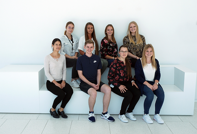 Ausbilderin mit Auszubildenden im Foyer der DHBW Heidenheim