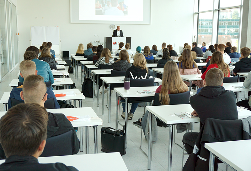 Schüler*innen des Hellenstein- und Werkgymnasiums bei einem Vortrag über das duale Studium