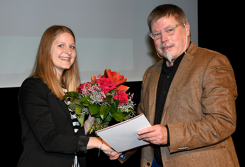 Absolventin Christina Hirschvogel erhält Preis durch Dr. Manfred Allenhöfer