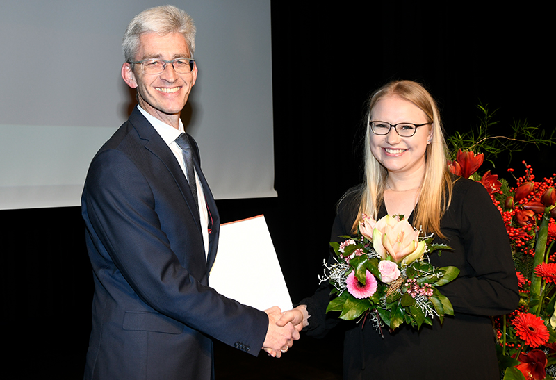 Anna Lena Hoffmann erhält Preis durch Andreas Belau