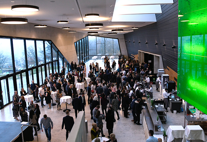 Besucher der Bachelorfeier im Congress Centrum in Heidenheim