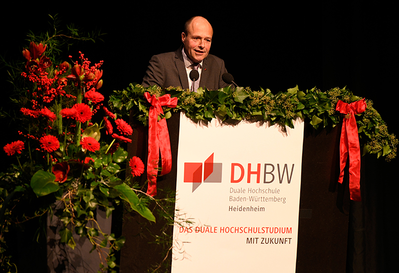 Rektor Prof. Dr.-Ing. Dr. Rainer Przywara bei seiner Ansprache