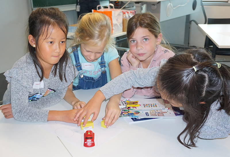 Gruppe mit Mädchen bei der Kinder Uni