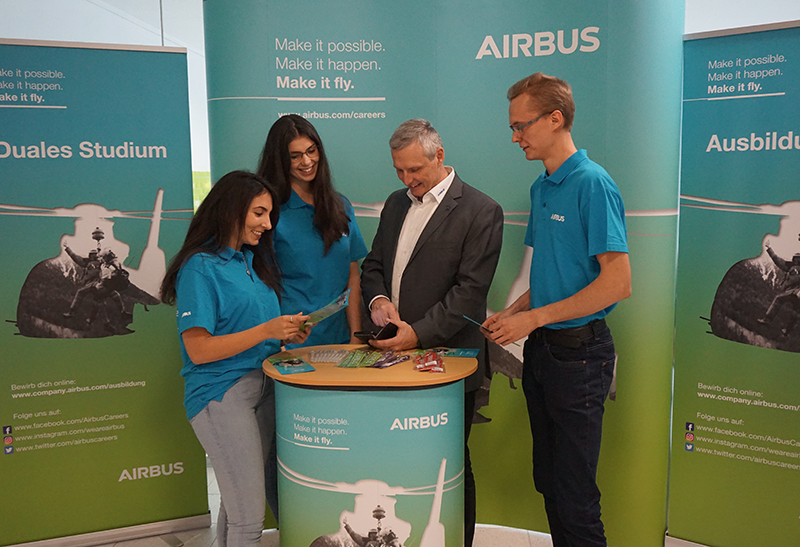 Firmenvertreter an ihrem Messestand im Rahmen des Studieninfotags