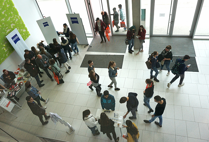 Teilnehmer*innen des Studieninfotags im Foyer der DHBW Heidenheim