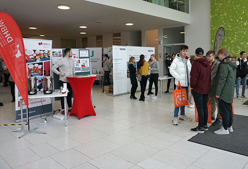 Studieninteressierte im Eingangsbereich der DHBW Heidenheim