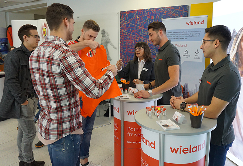 Studieninteressierte am Stand des Dualen Partners "Weiland"